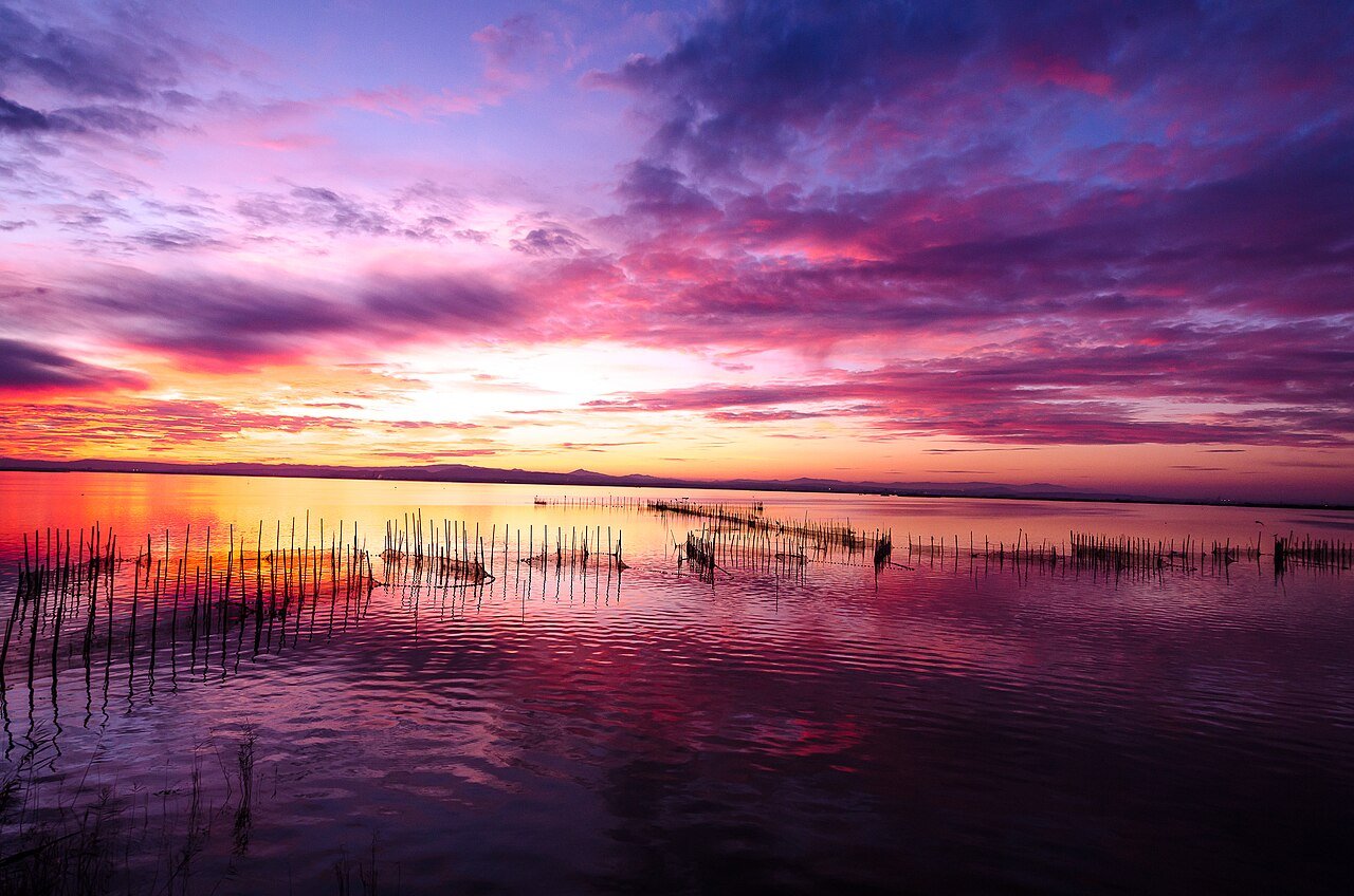 Atardecer sobre el lago de la Albufera de Valencia